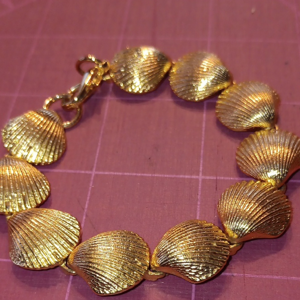 Gold Shell Bracelet - Picture 2 of 2